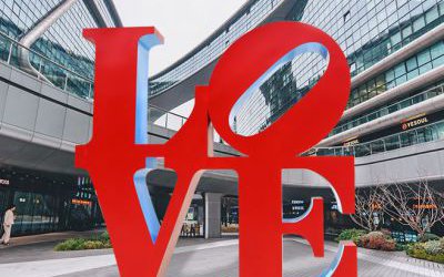 廣場(chǎng)彩繪玻璃鋼抽象LOVE景觀雕塑