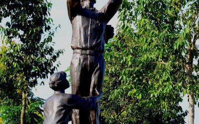 公園景區玻璃鋼仿銅掛燈籠的小品人物雕塑