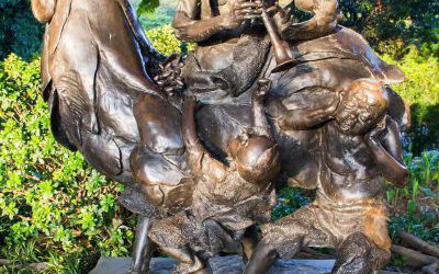 公園景觀坐在雞背上吹嗩吶的人物仿銅雞雕塑