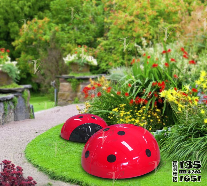 景區草坪里擺放的兩只玻璃鋼瓢蟲雕塑 景區草坪里擺放的兩只玻璃鋼瓢蟲雕塑