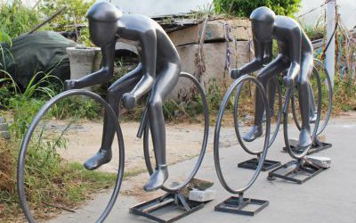 體育廣場擺放玻璃鋼仿銅自行車人物雕塑