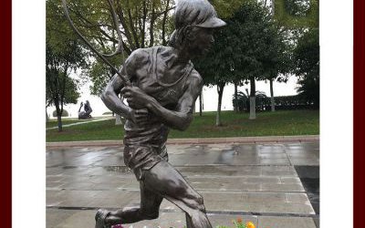 學院廣場打網球的運動員玻璃鋼仿銅雕塑