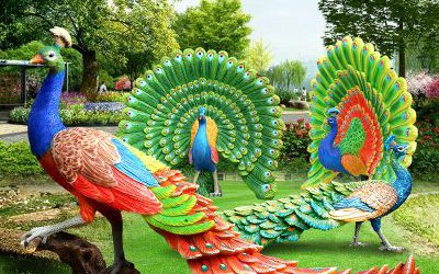 草坪上兩只拖著尾巴行走玻璃鋼彩繪孔雀雕塑