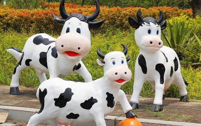 游樂場三只玩球的玻璃鋼仿真動(dòng)物奶牛雕塑