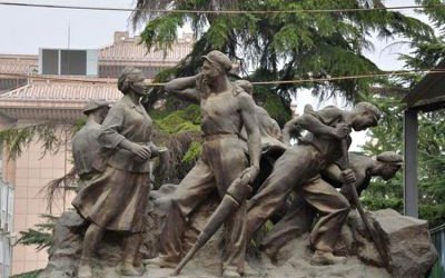 廣場(chǎng)擺放八路軍玻璃鋼仿銅人物校園雕塑