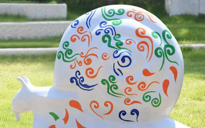 景區草坪擺放的白色彩繪玻璃鋼蝸牛雕塑