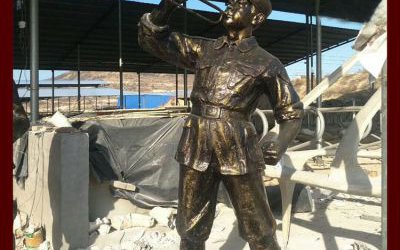 景區(qū)玻璃鋼仿銅吹號(hào)角的八路軍雕塑