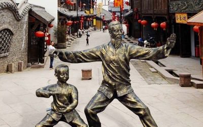 古鎮景區打太極爺孫玻璃鋼仿銅雕