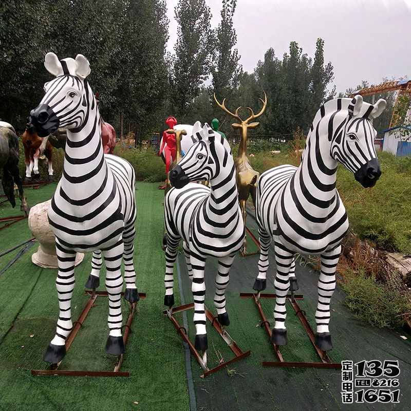 公園里擺放的玻璃鋼彩繪仿真動(dòng)物斑馬雕塑 公園里擺放的玻璃鋼彩繪仿真動(dòng)物斑馬雕塑