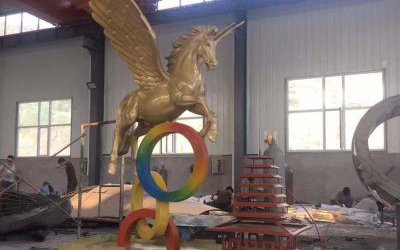 廣場上擺放的玻璃鋼仿銅創意飛馬雕塑
