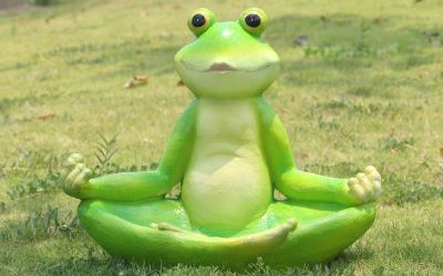 公園玻璃鋼坐姿卡通青蛙雕塑