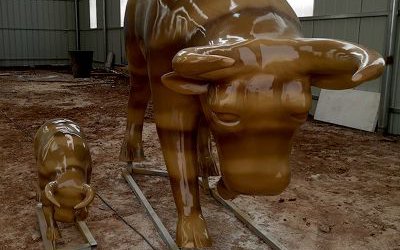 公園里擺放的一對(duì)母子玻璃鋼仿真華爾街牛