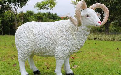 草坪上一只長(zhǎng)著犄角的玻璃鋼仿真綿羊雕塑