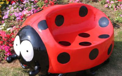 公園里擺放的玻璃鋼彩繪七星瓢蟲(chóng)雕塑