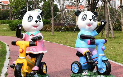 小區游樂園騎車玻璃鋼彩繪卡通熊貓雕塑
