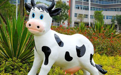戶(hù)外廣場(chǎng)玻璃鋼仿真奶牛雕塑