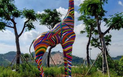 海邊大型景觀玻璃鋼彩繪長(zhǎng)頸鹿雕塑