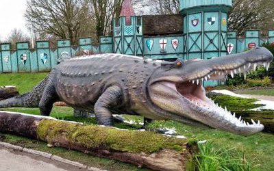 城市街道玻璃鋼仿真動(dòng)物鱷魚(yú)雕塑