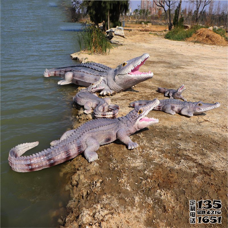湖邊擺放的玻璃鋼彩繪鱷魚(yú)雕塑