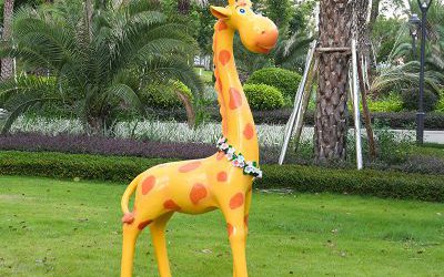 玻璃鋼彩繪卡通帶花環的長頸鹿雕塑
