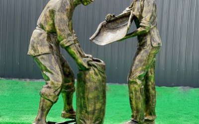 商場街邊玻璃鋼仿銅農(nóng)耕收糧食勞動(dòng)人物雕塑