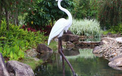 公園池塘中玻璃鋼仿真仙鶴雕塑