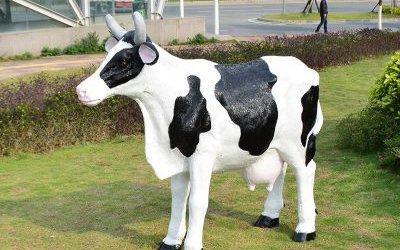 農(nóng)場(chǎng)玻璃鋼仿真卡通奶牛雕塑