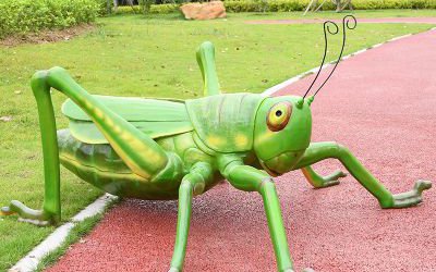 游樂(lè)場(chǎng)玻璃鋼仿真動(dòng)物蝗蟲雕塑