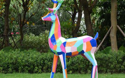 景區玻璃鋼彩繪幾何梅花鹿雕塑