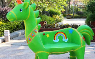 游樂(lè)園戶外擺放玻璃鋼卡通獨(dú)角獸座椅雕塑