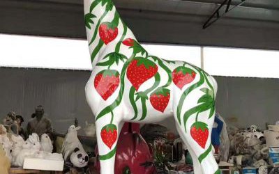 城市街道大型玻璃鋼彩繪草莓長頸鹿雕塑