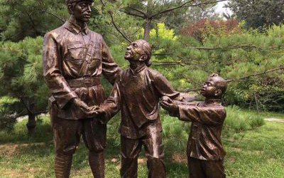 景區(qū)玻璃鋼仿銅老人慰問八路軍雕塑