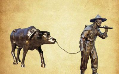 景區(qū)創(chuàng)意玻璃鋼仿銅牽著牛的農(nóng)耕人物雕塑