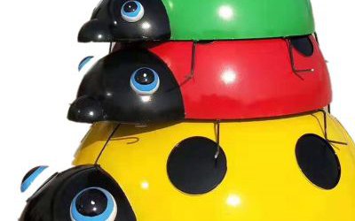 公園里擺放的疊羅漢的玻璃鋼彩繪七星瓢蟲雕塑