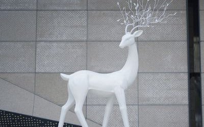 城市街道創意玻璃鋼白色梅花鹿雕塑