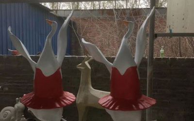 景區(qū)創(chuàng)意個(gè)性玻璃鋼跳舞中的白天鵝雕塑