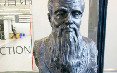 商業(yè)街?jǐn)[放名人玻璃鋼仿銅孔子胸像雕塑