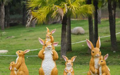 戶外草坪玻璃鋼卡通兔子雕塑