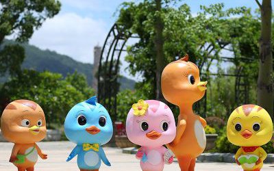 游樂場創(chuàng)意動畫動物玻璃鋼彩繪萌雞小隊雕塑