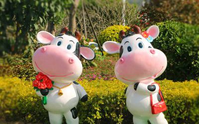 公園擺件兩只玻璃鋼卡通牛雕塑