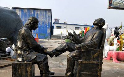 景區(qū)街道給人修腳民俗生活場景玻璃鋼仿銅人物雕塑