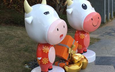 商場兩只卡通玻璃鋼招財進寶牛雕塑