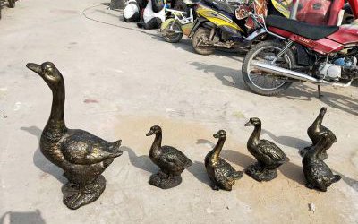 街道上過馬路的玻璃鋼仿銅鴨子雕塑