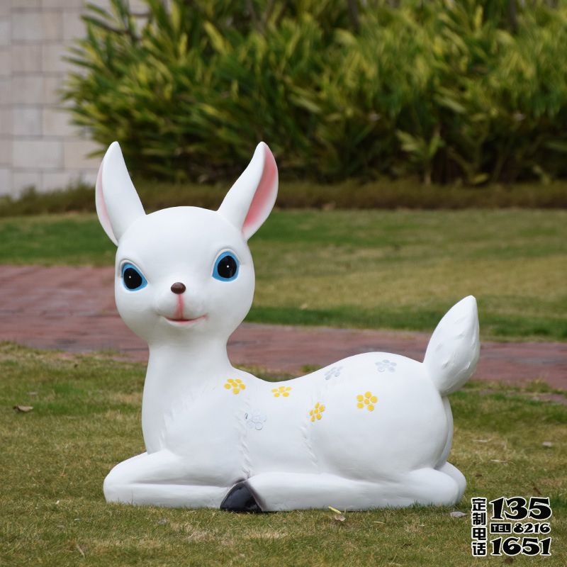 戶(hù)外園林一只臥著的玻璃鋼卡通可愛(ài)的梅花鹿雕塑