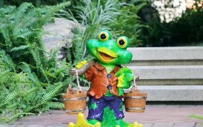 游樂場玻璃鋼卡通一只挑水的青蛙雕塑