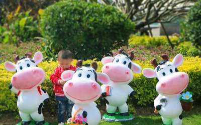 公園呆萌卡通玻璃鋼彩繪奶牛雕塑