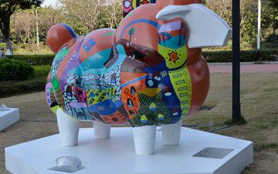 廣場街道上擺放的玻璃鋼彩繪綿羊雕塑