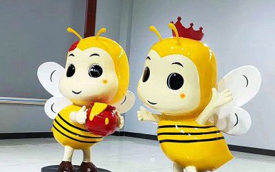 兒童學(xué)校操場創(chuàng)意戴王冠玻璃鋼卡通蜜蜂雕塑