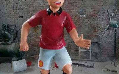 游樂場卡通人物玻璃鋼踢足球雕塑