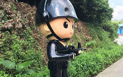 玻璃鋼卡通戶外執勤的警察雕塑